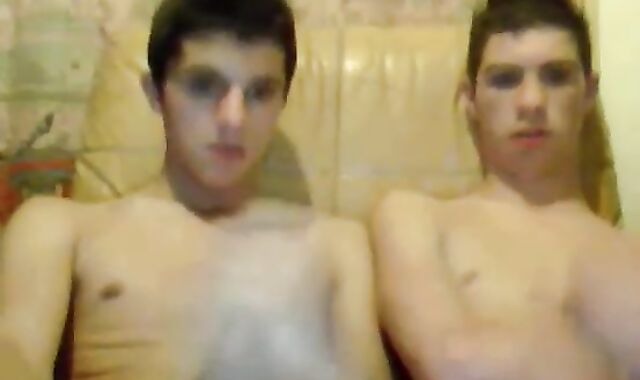 Amigos Punhetando Um Colado No Outro