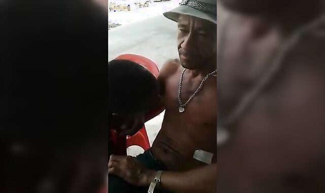 Cachaceiro mama peito do outro no bar