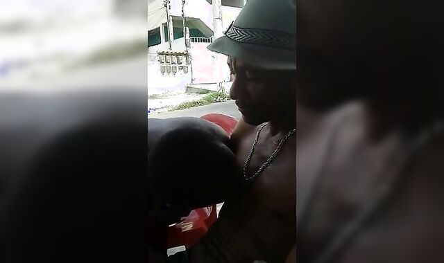 Cachaceiro mama peito do outro no bar