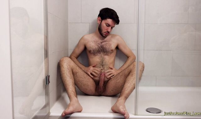 Pissing myself and masturbating in the shower of my flatmate