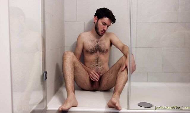 Pissing myself and masturbating in the shower of my flatmate