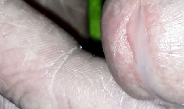 CUMSHOT VERY CLOSELY