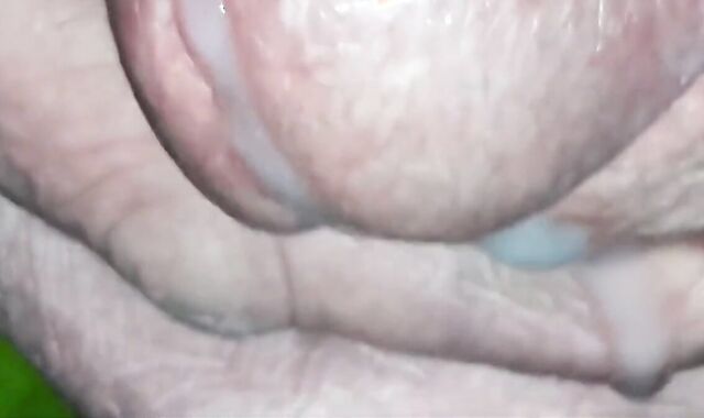 CUMSHOT VERY CLOSELY