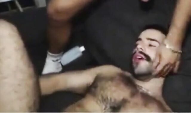 alla troia piace troppo il cazzo..uno non gli basta