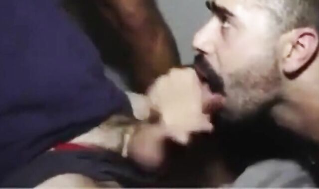 alla troia piace troppo il cazzo..uno non gli basta