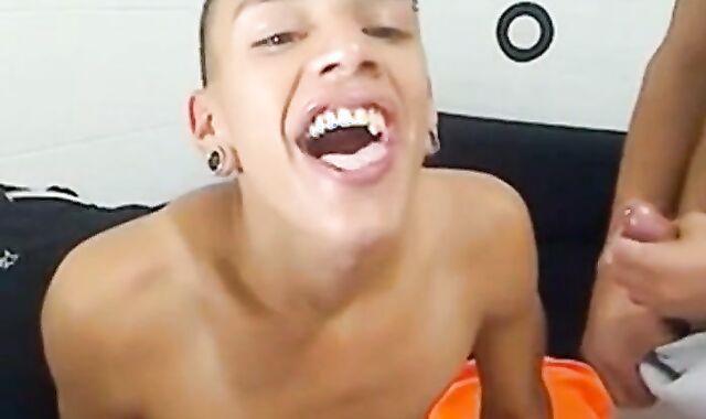 chupando y tragando semen