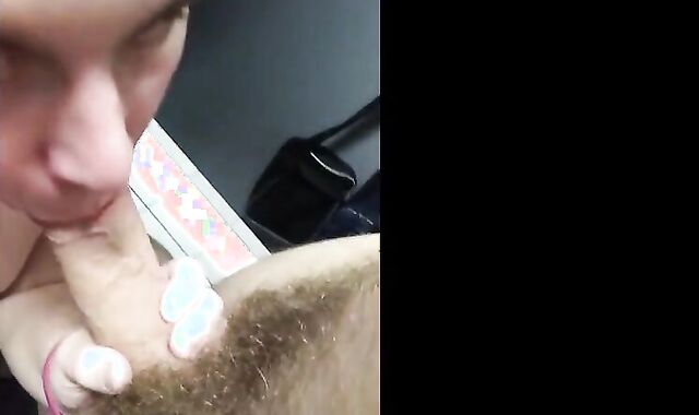 Je suce un mec gros dans la cabine de la piscine