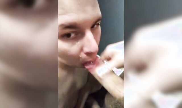 Je suce un mec gros dans la cabine de la piscine