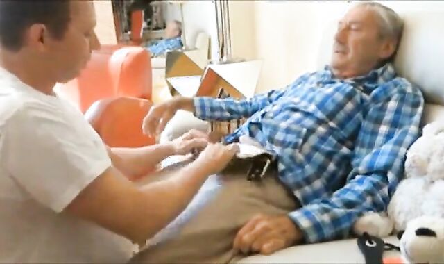 Père pipe - Amateur Hunk Suce