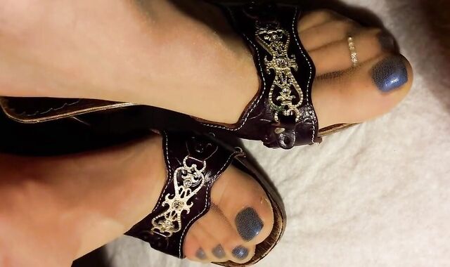 Pissing on Feet in Nylons and Heels