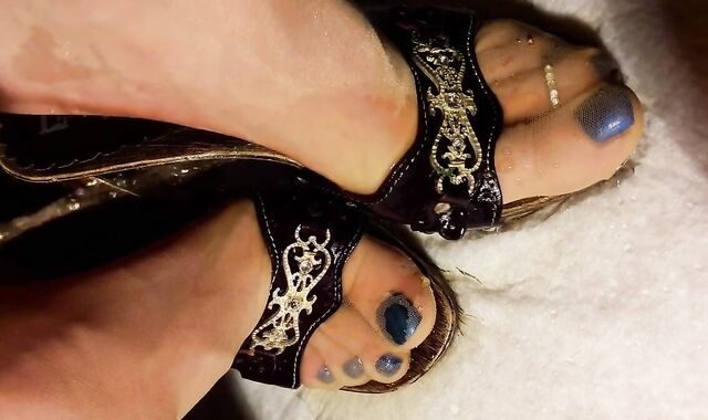 Pissing on Feet in Nylons and Heels