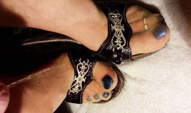 Pissing on Feet in Nylons and Heels