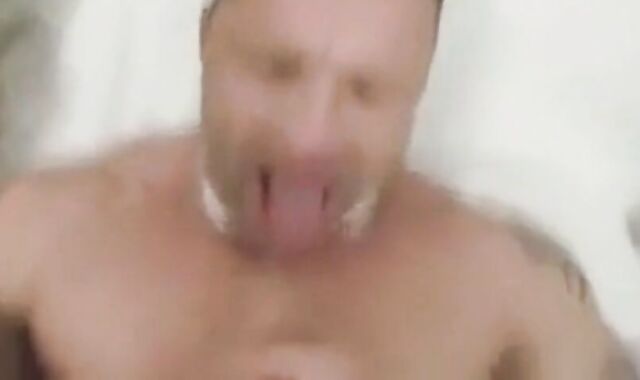 Deutscher Hunk bekommt Bukkake-Ladung im Blowjob-Video