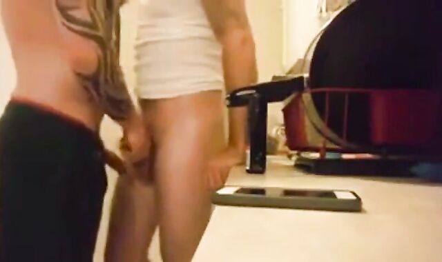 Big-Cock Amateur Bareback in the Kitchen