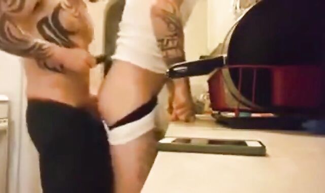 Big-Cock Amateur Bareback in the Kitchen