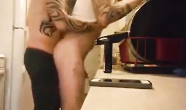 Big-Cock Amateur Bareback in the Kitchen