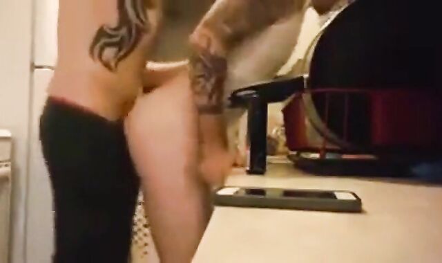 Big-Cock Amateur Bareback in the Kitchen