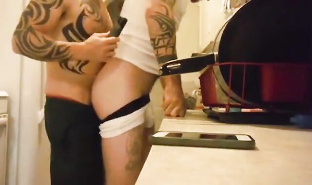 Bareback Quickie Before Dinner with My Amateur Hunk