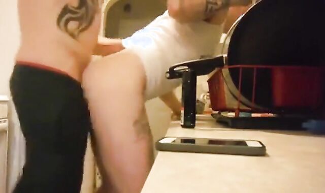 Bareback Quickie Before Dinner with My Amateur Hunk