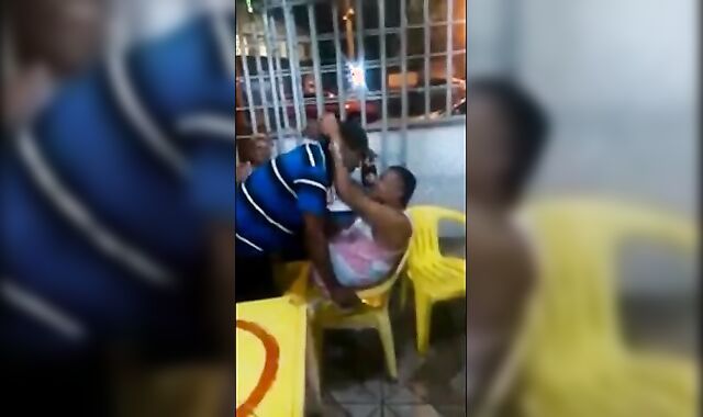 Velho gay latino pega um cara no bar