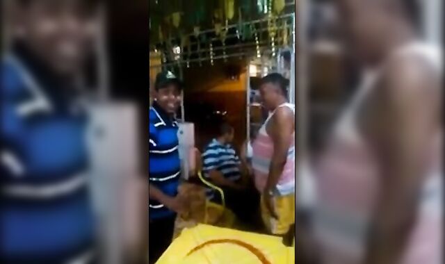 Velho gay latino pega um cara no bar