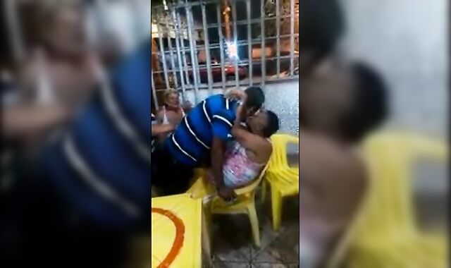 Velho gay latino pega um cara no bar