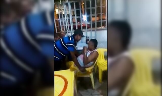 Velho gay latino pega um cara no bar