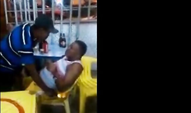 Velho gay latino pega um cara no bar