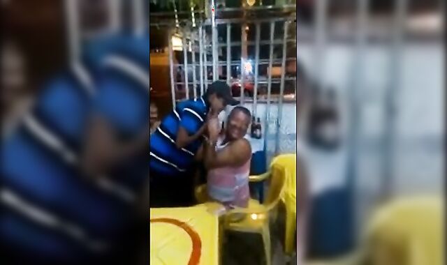 Velho gay latino pega um cara no bar