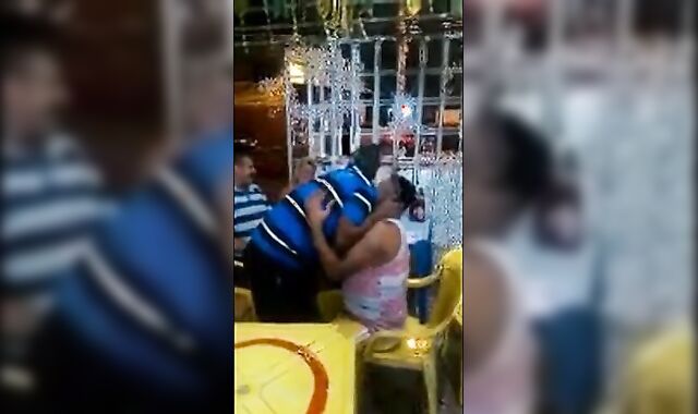 Velho gay latino pega um cara no bar