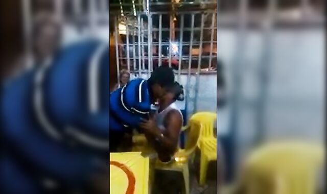 Velho gay latino pega um cara no bar