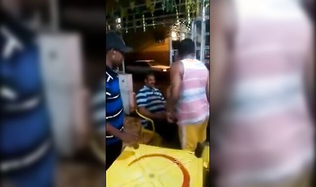 Velho gay latino pega um cara no bar