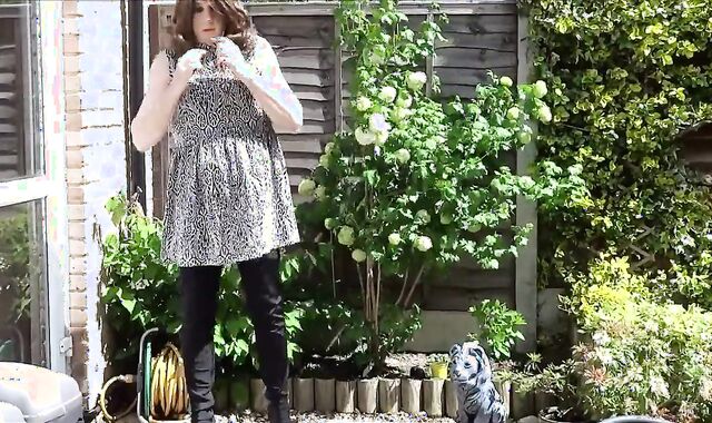 Thigh-booted Crossdresser Strokes Outdoors