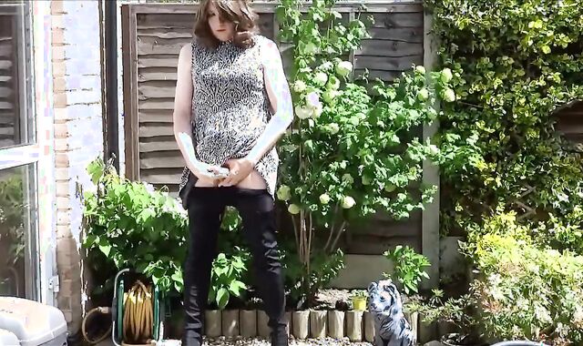 Thigh-booted Crossdresser Strokes Outdoors