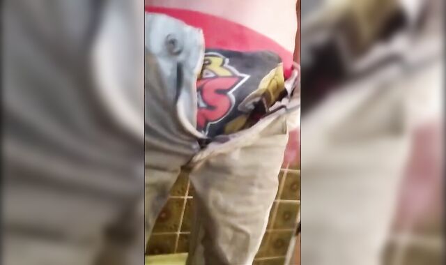 Pissing Big Cock Handjob on Webcam