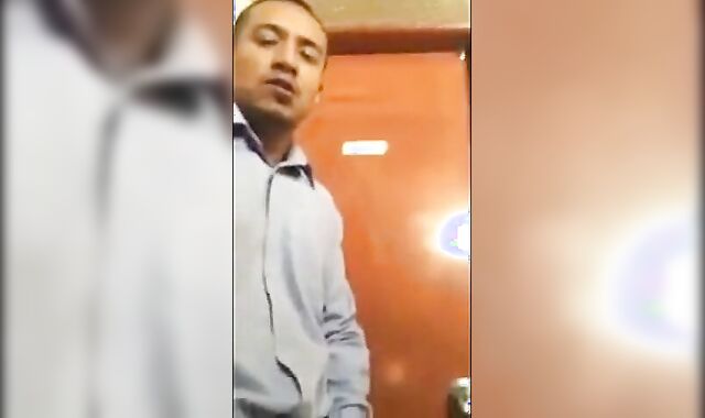 Aliviando a tensão no trabalho com o porteiro gostoso