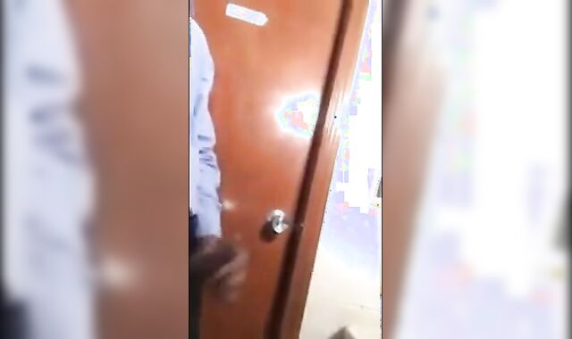 Aliviando a tensão no trabalho com o porteiro gostoso