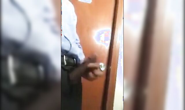 Aliviando a tensão no trabalho com o porteiro gostoso