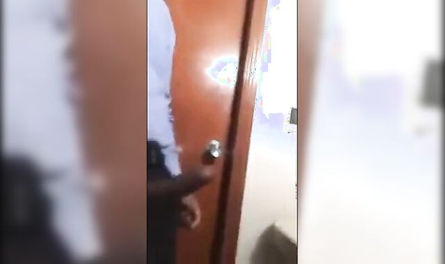Aliviando a tensão no trabalho com o porteiro gostoso