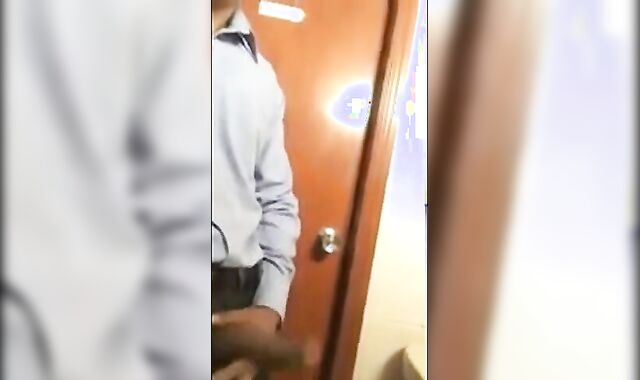 Aliviando a tensão no trabalho com o porteiro gostoso