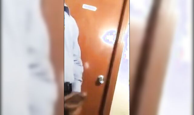 Aliviando a tensão no trabalho com o porteiro gostoso