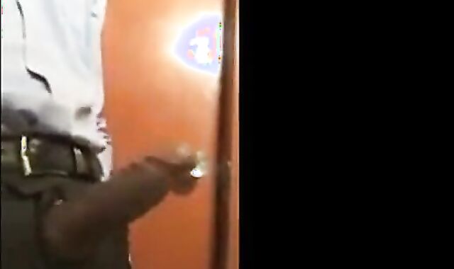 Aliviando a tensão no trabalho com o porteiro gostoso