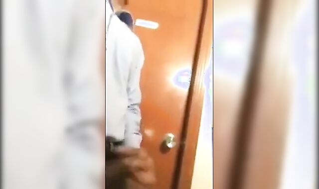 Aliviando a tensão no trabalho com o porteiro gostoso