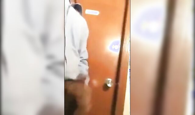 Aliviando a tensão no trabalho com o porteiro gostoso