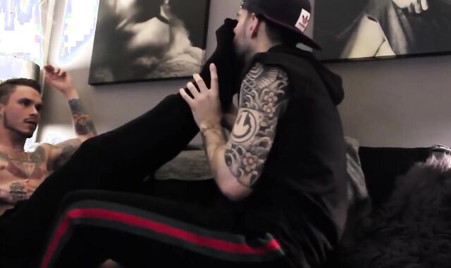 muddy Tatted fellow With admirable Feet receives Worshiped And Blows a load