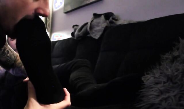 muddy Tatted fellow With admirable Feet receives Worshiped And Blows a load