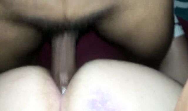 Indian stud Pulverizing a bottom moist