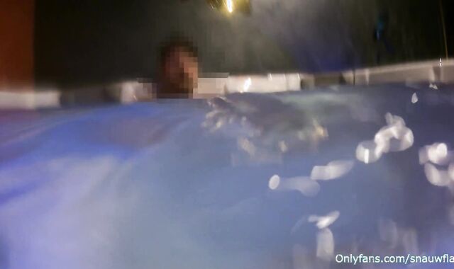 Un jeune minet francais suce un inconnu dans le jacuzzi rencontré au sauna faggot (Fellation Piscine)