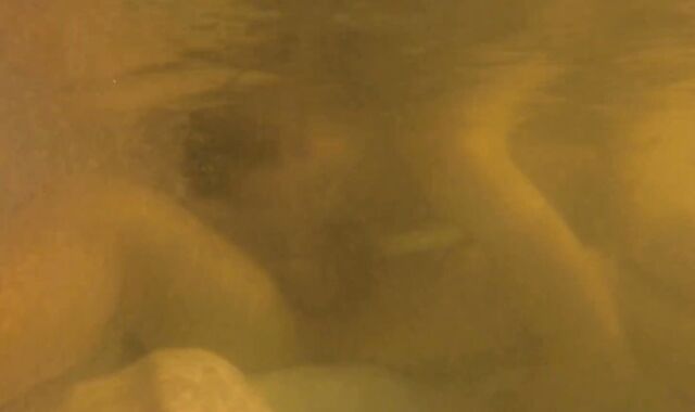 Un jeune minet francais suce un inconnu dans le jacuzzi rencontré au sauna faggot (Fellation Piscine)