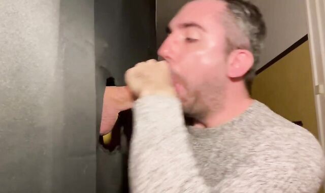 Âge inconnu. Grosse queue me baise en glory fuck-hole. Je le rejoins derrière pour qu’il me termine